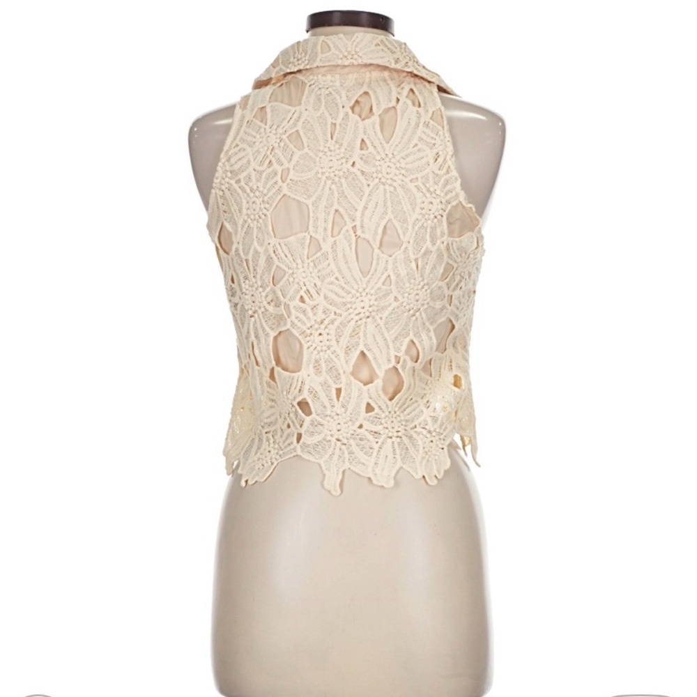 Button-Up Lace Tank - Picture 3 of 5